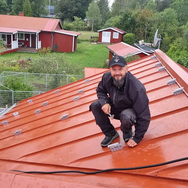 Installation på falsat plåt utanför Vissefjärda